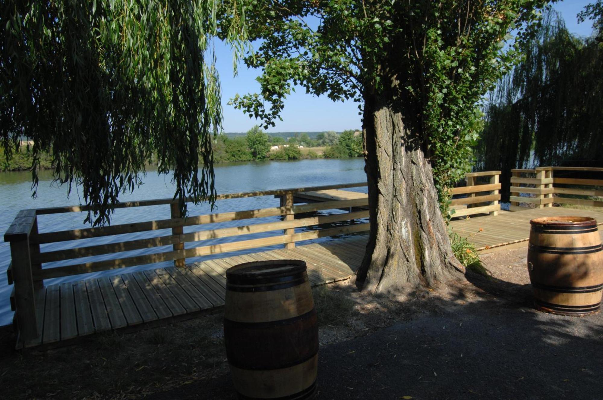 Les Canisses Saint-Pierre-la-Garenne Exterior foto