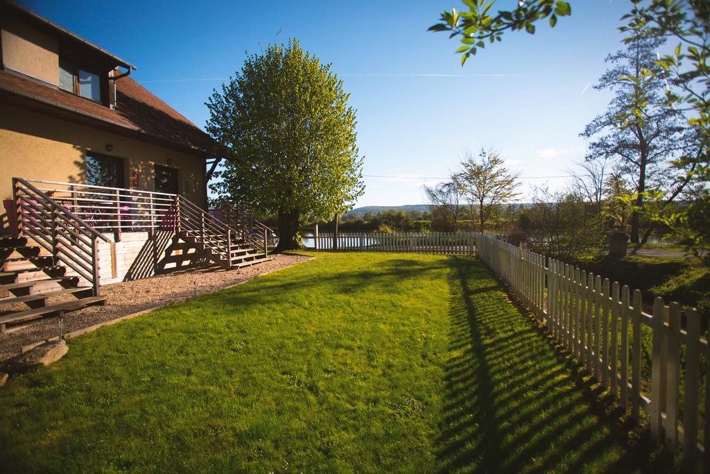 Les Canisses Saint-Pierre-la-Garenne Exterior foto